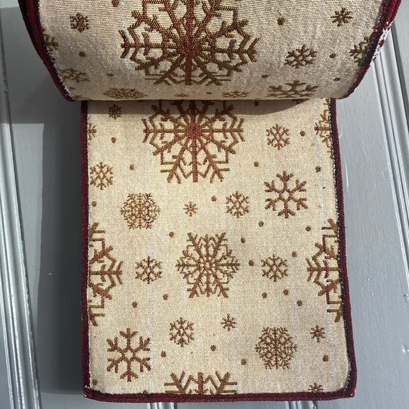 NWT Beautiful Red & White Snowflakes ❄️ Holiday Tapestry Table Runner 70x13 - Picture 4 of 14